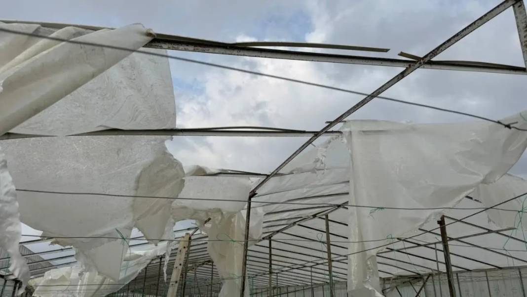 Mersin’de Seraları Yerle Bir Eden Hortum Kameraya Yansıdı! 4